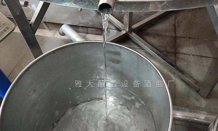 雅大烤酒設(shè)備出酒快，操作簡(jiǎn)單