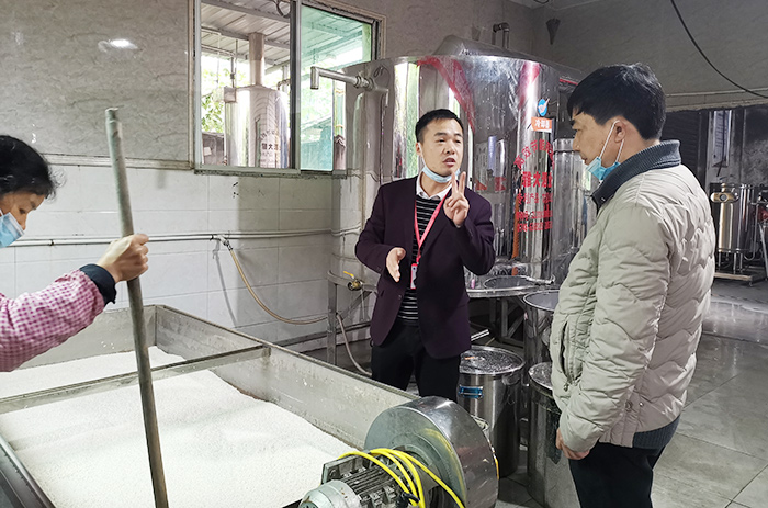酒廠阿姨正在泡大米，唐老師為學(xué)員現(xiàn)場講解攤晾蒸煮釀酒設(shè)備700