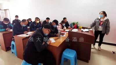 4月23日，雅大大型釀酒設(shè)備廠家釀酒師們忙碌的一天