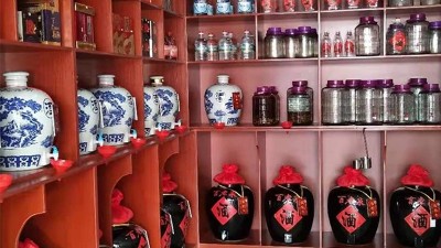 瓶裝酒橫行，是什么讓人們?cè)俅螑凵闲⌒途茝S釀酒設(shè)備生產(chǎn)的散酒？