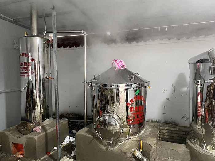 1-14用雅大白酒蒸餾設(shè)備，蒸汽量大