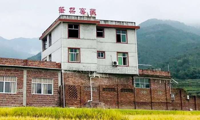 23-驚，藥材商竟改行用不銹鋼釀酒設(shè)備開了個(gè)“筆架窖藏”酒坊！