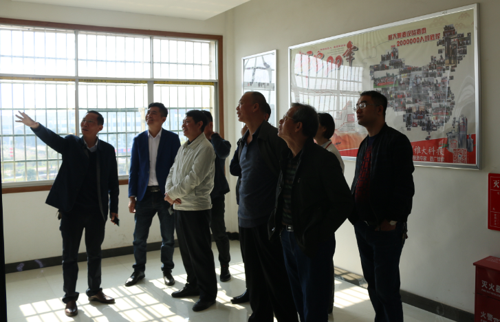 11.12領(lǐng)導專家組參觀雅大文化墻