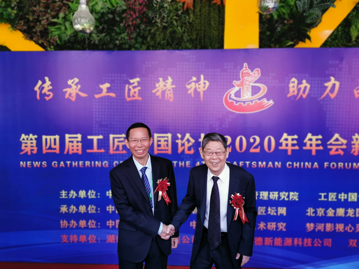 2雅大董事長(zhǎng)胡順開與“人民楷?！眹?guó)家榮譽(yù)稱號(hào)獲得者、大慶油田新時(shí)期鐵人王啟民合影