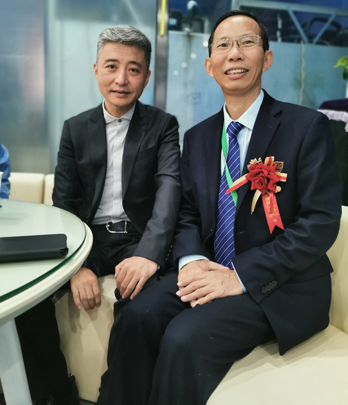 4雅大智能董事長(zhǎng)與曲藝名家、央視主持人周煒親切合影