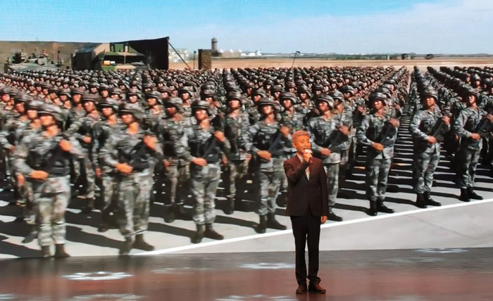10曲藝名家、原火箭軍文工團(tuán)團(tuán)長(zhǎng)周煒演唱歌曲《綠色軍衣》