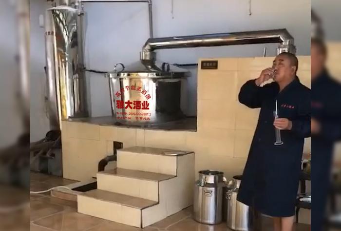2.12剛從雅大釀酒機(jī)械接出來的酒，溫度在30度左右