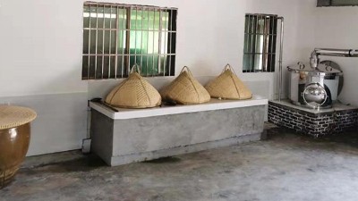 1臺(tái)傳統(tǒng)釀酒設(shè)備+幾口大缸+70平米民房，釀酒就這么簡(jiǎn)單
