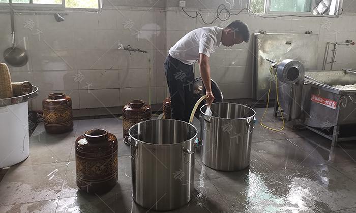 用電加熱釀酒設(shè)備做固態(tài)酒，怎樣做好場地衛(wèi)生？3