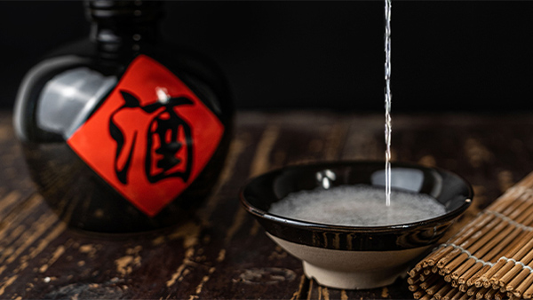 我們當(dāng)?shù)匾院雀叨染茷橹?，選用怎樣的白酒蒸餾設(shè)備好？