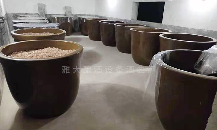 在蔣老師的指導(dǎo)下，釀造各種酒