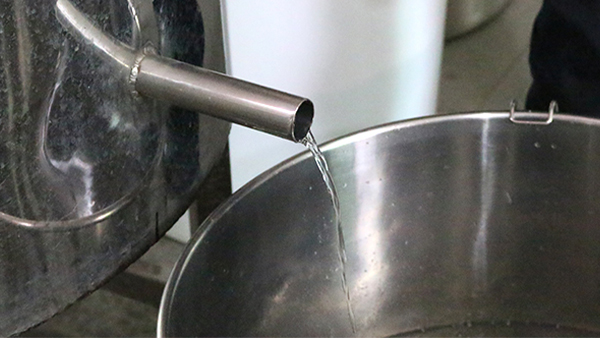 夏季用小型酒廠釀酒設(shè)備做酒產(chǎn)量驟減，他急瘋了