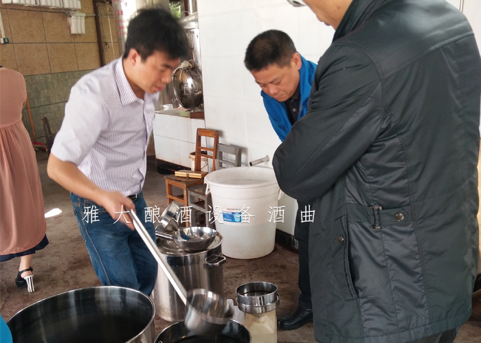 10.30聚餐結(jié)束后，每個(gè)人都跑到王叔的酒坊打酒