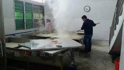固態(tài)釀酒蒸糧時用蒸汽釀酒設(shè)備好，還是木甑好？