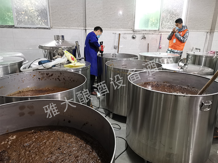 7.將紅棗鏟入不銹鋼發(fā)酵桶，加水后繼續(xù)打碎