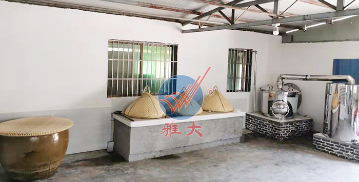 改造后的蒸酒車間設(shè)計合理，擺放整齊