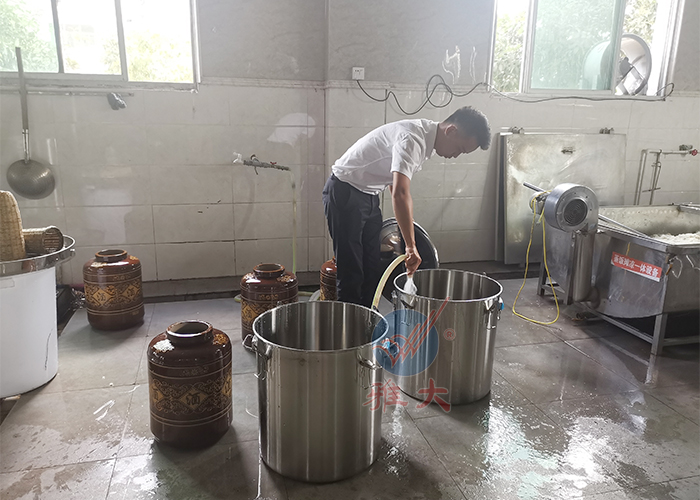 8.2定期對釀酒設(shè)備及發(fā)酵桶進(jìn)行清洗除垢