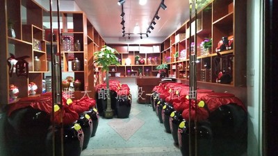小酒坊開啟現(xiàn)蒸現(xiàn)賣模式，純糧釀酒設(shè)備做酒過程對外全公開！