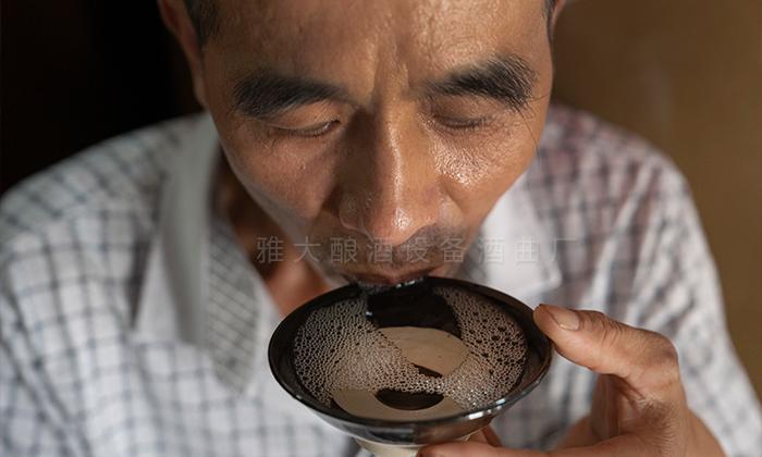 酒體協(xié)調(diào)甜味，不刺喉、不尖辣