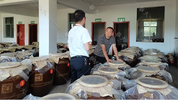 他引進白酒釀造設(shè)備，返鄉(xiāng)當起釀酒師，致富路上酒香四溢