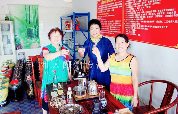 雅大釀酒設備廠家釀酒國匠親自指導的黃莉萍，如今做得怎么樣了23