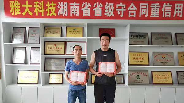 張總用釀酒蒸餾設(shè)備釀造企業(yè)專屬招待酒，卻意外成就釀酒大事業(yè)