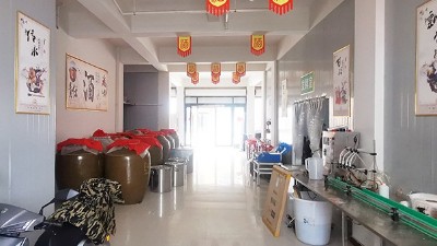 辛苦打工賺錢難，還不如買套蒸酒設(shè)備回家釀酒賺錢多！