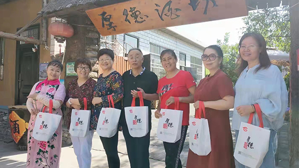 用小型酒廠釀酒設(shè)備開(kāi)酒廠，怎樣積累人脈？