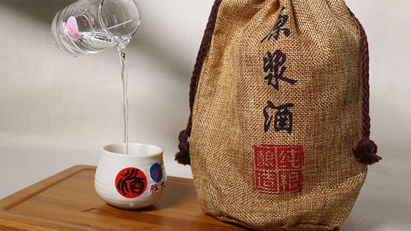 用小型釀酒設(shè)備釀造的白酒，為什么能品出花果香？