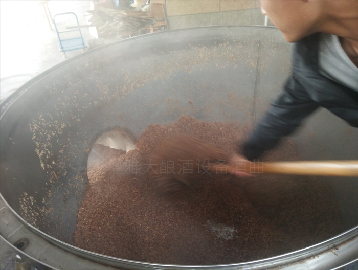 12.15釀白酒設(shè)備做酒，酒糟養(yǎng)豬