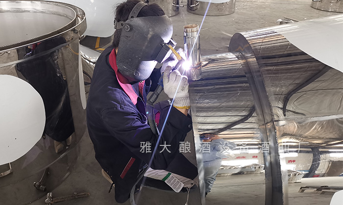 雅大釀酒設(shè)備細細打磨，以保證每臺設(shè)備的質(zhì)量