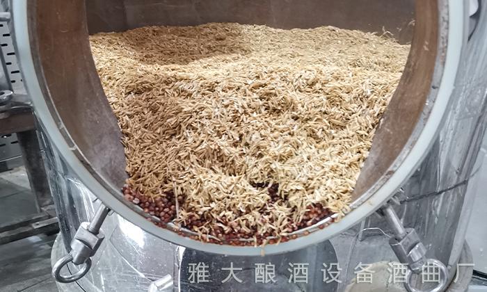 加輔料時，用蒸酒設(shè)備將稻殼蒸后再用