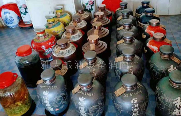春節(jié)備貨大戰(zhàn)打響，用做酒設(shè)備釀酒的純糧酒坊已進(jìn)入賣酒高峰 2