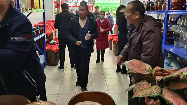 【小型酒廠釀酒設(shè)備】縣鄉(xiāng)酒市場，春節(jié)消費的重頭戲