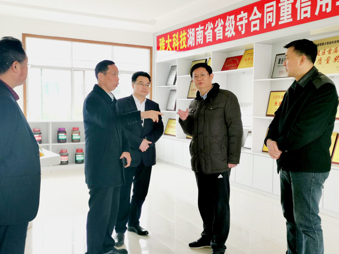 2胡順開董事長陪同楊昶副市長等領(lǐng)導一行人參觀雅大榮譽陳列館