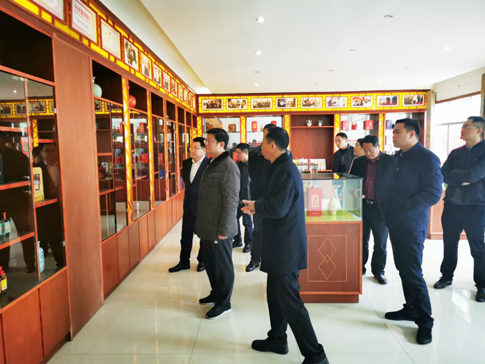 3胡順開董事長陪同楊昶副市長等領(lǐng)導一行人參觀雅大酒博物館