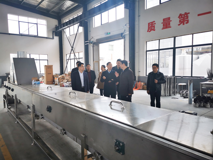 4胡順開董事長陪同楊昶副市長等領(lǐng)導一行人參觀設(shè)備車間