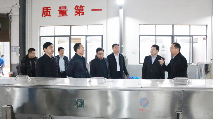 8胡順開董事長陪同趙立平區(qū)長等領(lǐng)導一行人參觀設(shè)備車間