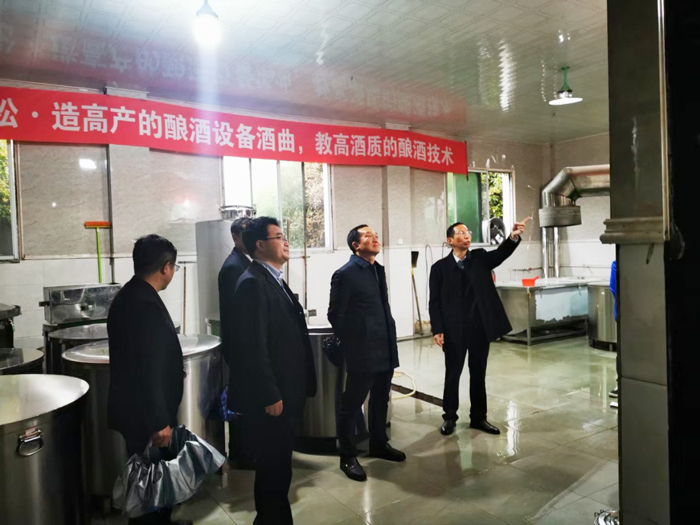 胡順開董事長陪同趙立平等領(lǐng)導一行人參觀酒廠