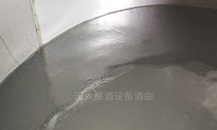 玉米釀酒設(shè)備做的尾酒中雜醇油含量高，易引起酒苦