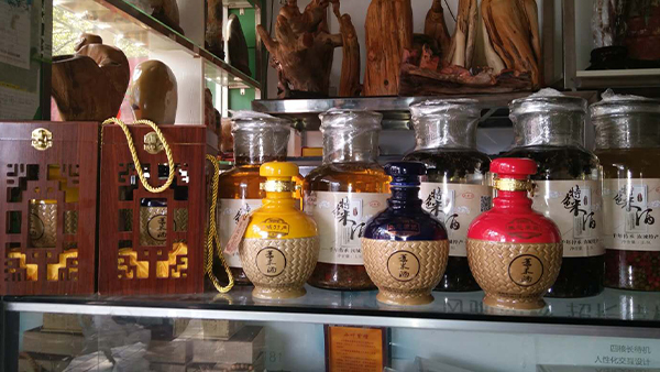 用雅大大型釀酒設(shè)備做薏米酒，“釀”出村民致富路