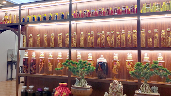 用小型白酒設(shè)備開酒坊，怎樣才能在同行中脫穎而出？