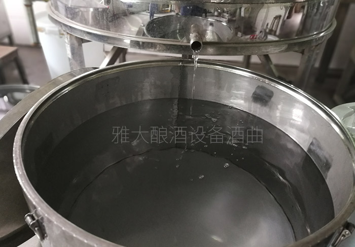 9.3蒸汽釀酒設(shè)備釀出來的同一鍋酒，不同階段酒質(zhì)不一樣
