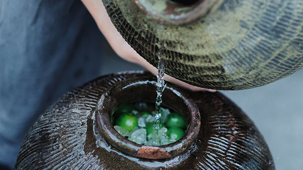 用果酒釀酒設(shè)備釀造的純糧酒泡青梅酒，簡(jiǎn)單易做，越泡越香
