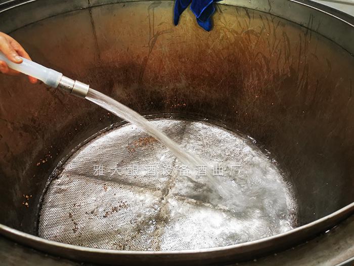 用雅大烤酒設備蒸完酒后，清洗干凈容器