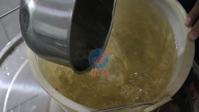 3、橙子釀酒技術-按比例稱好冰糖，并加熱水融化