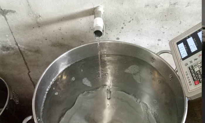 從熟料釀酒設(shè)備中接酒時要注意掐頭去尾，控制火候