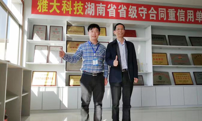 李樹剛與雅大釀酒蒸餾設備胡總合影