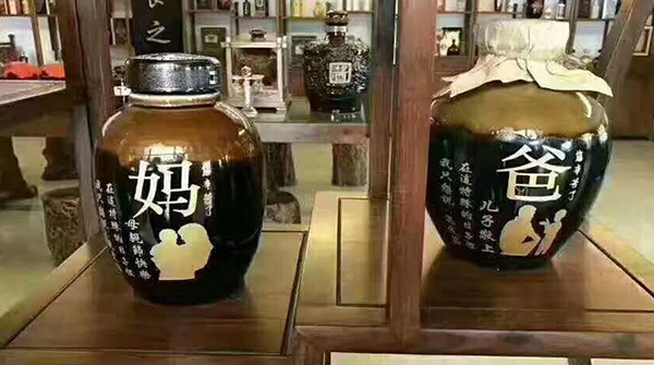 用大型釀酒設(shè)備做高粱酒，山西范姐做的節(jié)日定制酒別具一格！