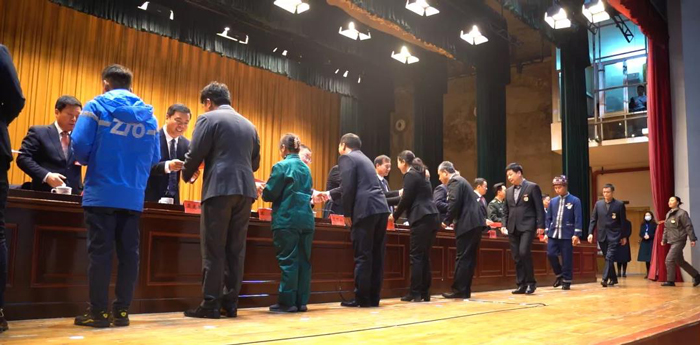 出席領導向受表彰的市勞模、先進工作者頒發(fā)榮譽證書
